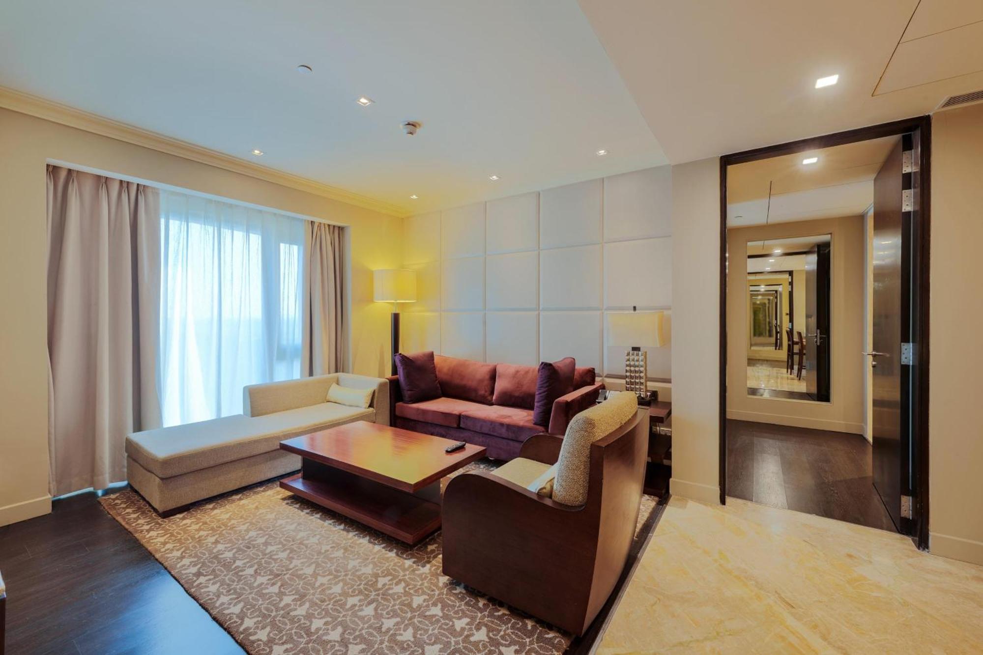 Itc Grand Chola, A Luxury Collection Hotel, צ'נאי מראה חיצוני תמונה A living room in a suite at the hotel
